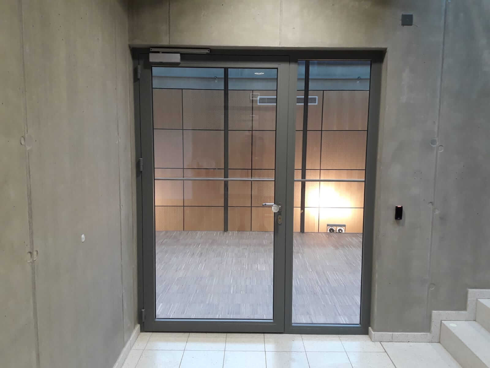 celoprosklené dveře s bočním světlíkem