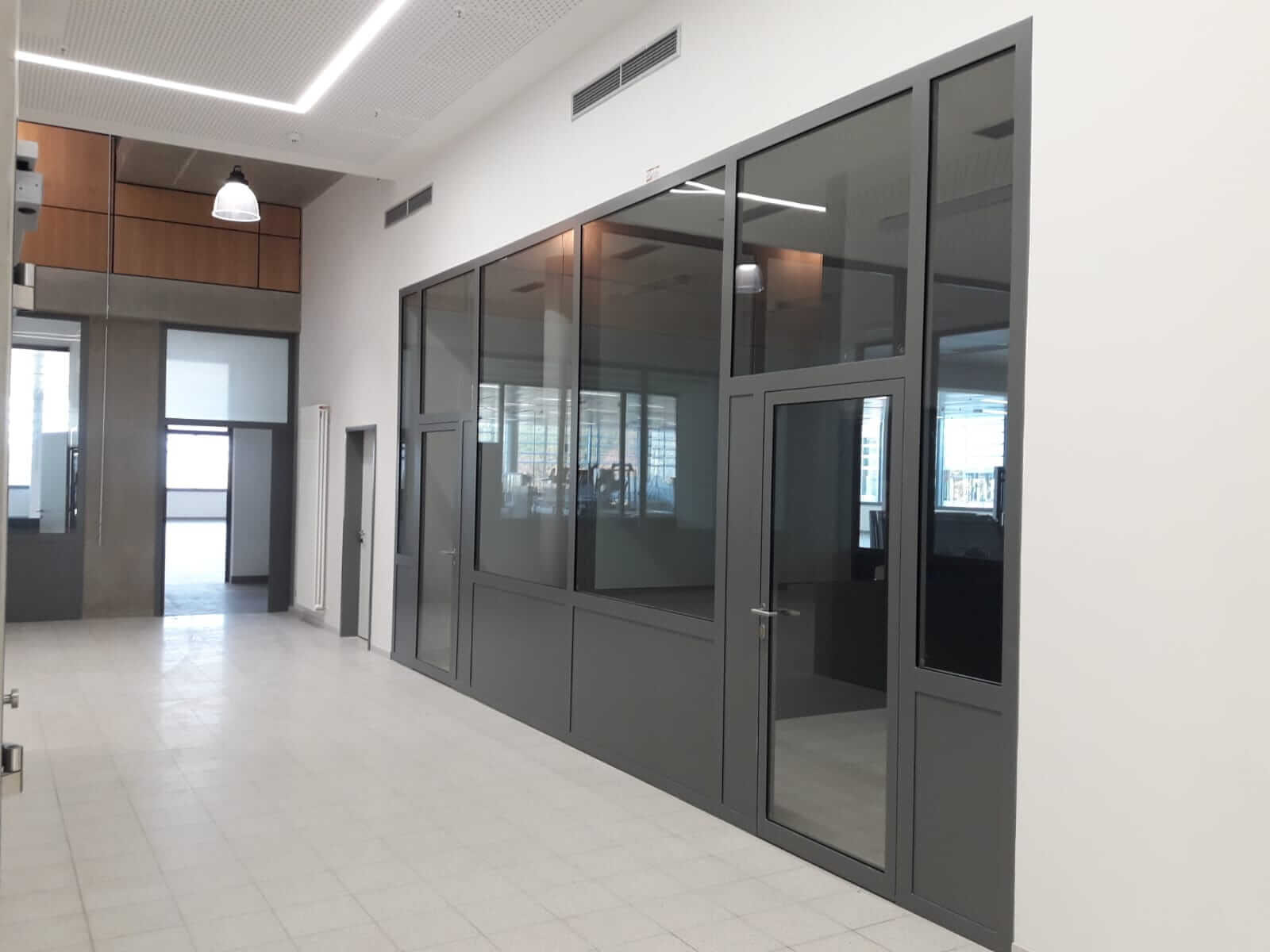 prosklená stěna s prosklenými dveřmi a nadsvětlíkem